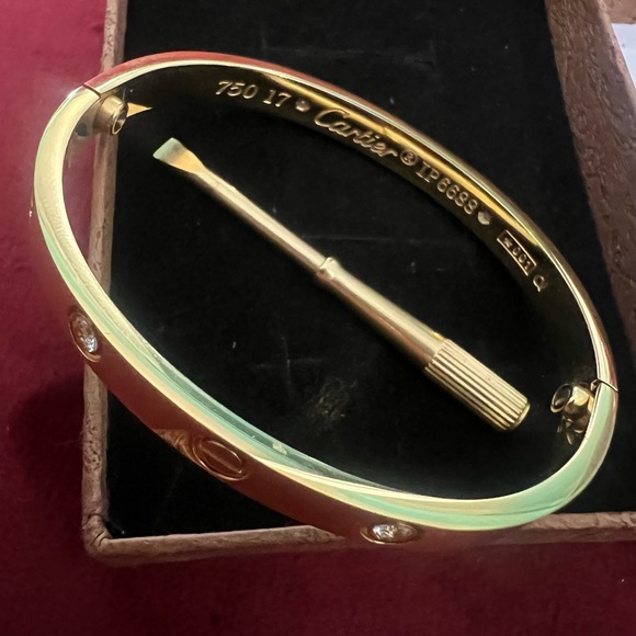 👑✅PRICE FIRM✅ Beautiful 18K yellow gold plated “LOVE bracelet” with CZ diamonds - Picture 6 of 17